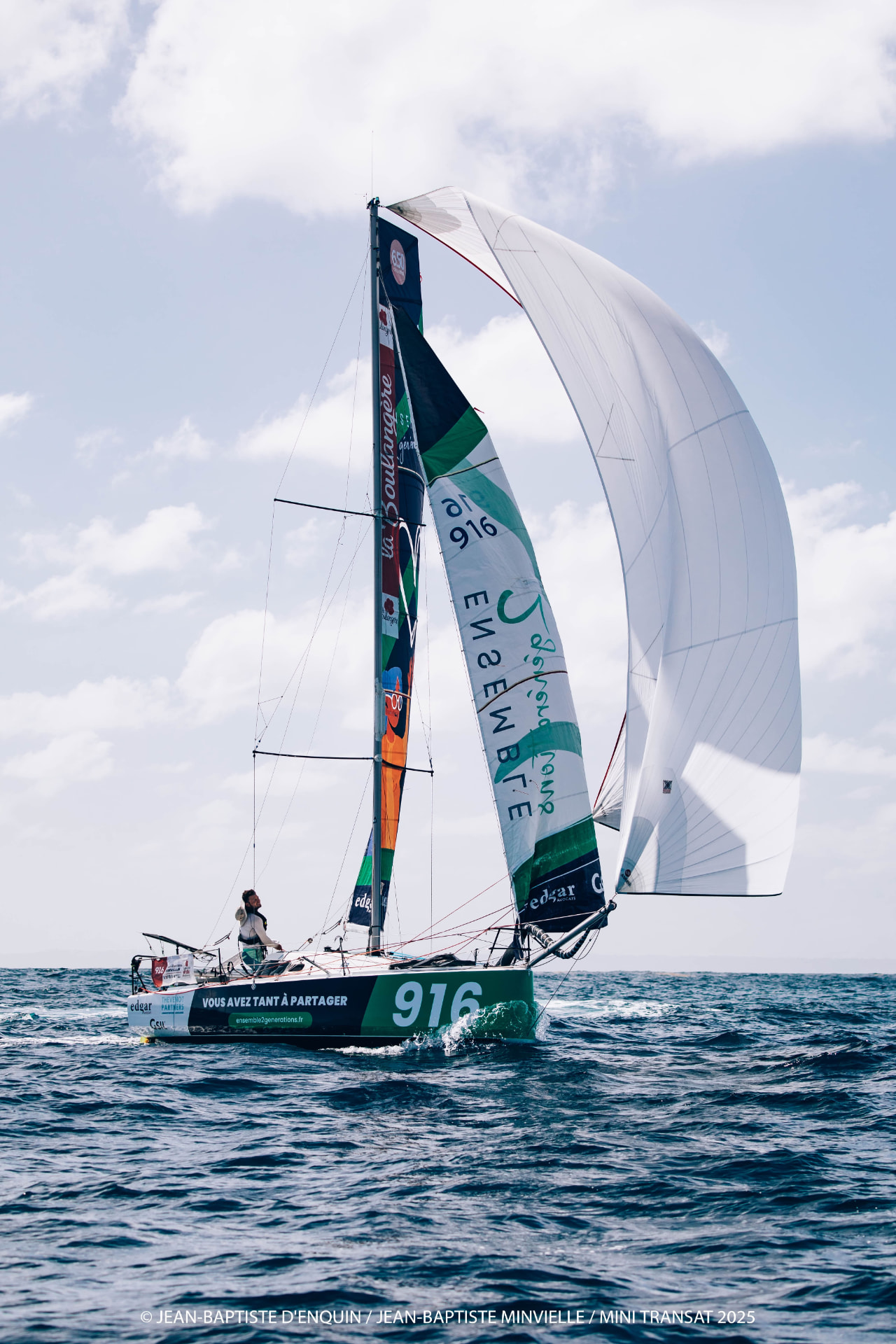 Jean-Baptiste Minvielle sur le pont du Pogo 3 n°916, finisher de la Mini-Transat 2025